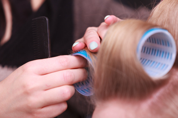 Γυναικεία ξανθά μαλλιά κεφάλι μπικουτί ρολά κομμωτήριο - Φωτογραφία, εικόνα