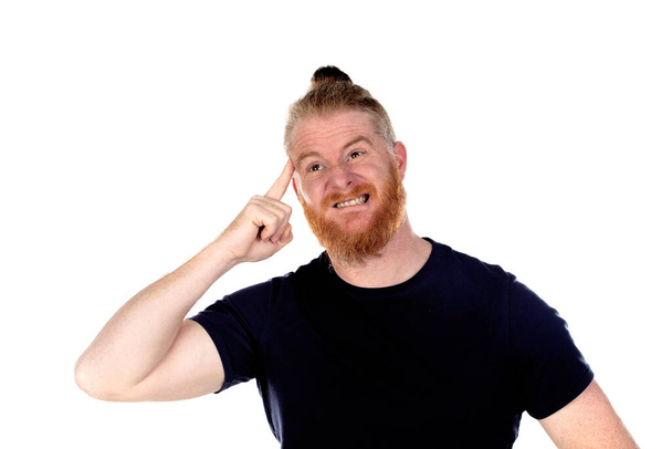Piros hajú férfi hosszú szakállú gondolkodás elszigetelt fehér háttér - Fotó, kép