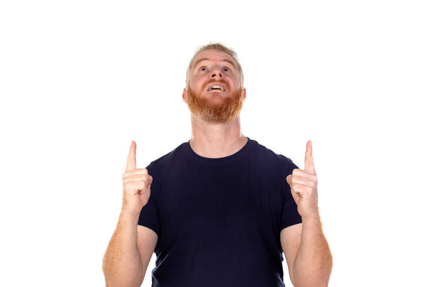 Roodharige man met lange baard op zoek omhoog geïsoleerd op een witte achtergrond - Foto, afbeelding