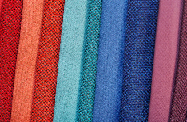 colorfull tessile si trova su una tavolozza colorata dell'artista. pennelli colorati e tessuti
. - Foto, immagini