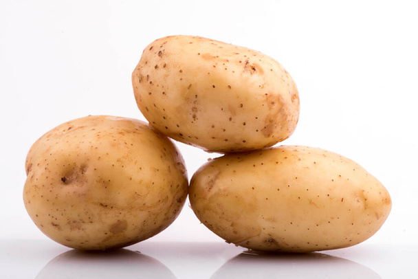 Patatese yakın çekim. Beyaz arka planda patatesler - Fotoğraf, Görsel