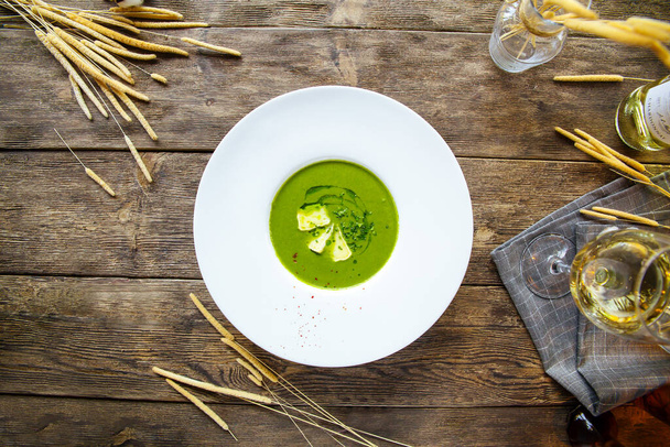 Top kilátás az egészséges zöld krém leves - Fotó, kép