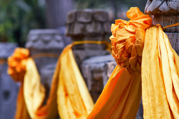 Tempel van Confucius, een UNESCO werelderfgoed in Qufu, geboorteplaats van Confucius. Gele zijden sjaals versieren de marmeren pilaren, Chinese cultuur en architectonische details - Foto, afbeelding