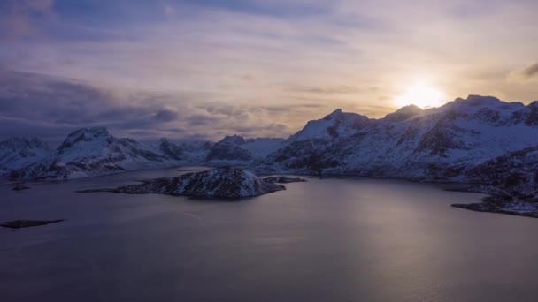 Φιόρντ και Βουνά στο Σάνσετ το χειμώνα. Νήσοι Lofoten, Νορβηγία. Αεροφωτογραφία - Πλάνα, βίντεο