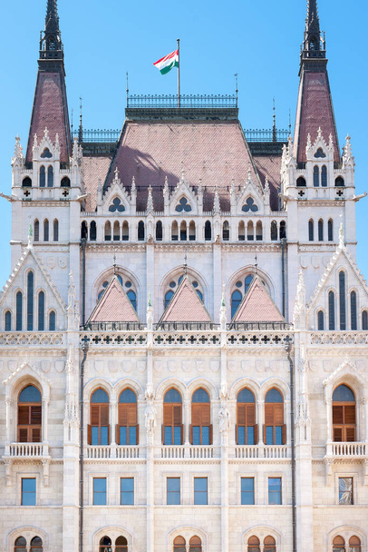 Будапешт, Венгрия - 20 апреля 2020 года: Здание венгерского парламента Оршагхаз на площади Кошута. Место нахождения Национального собрания Венгрии
.  - Фото, изображение