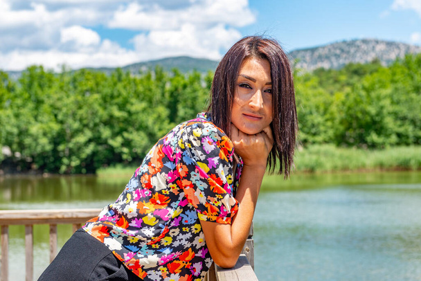 Une journée ensoleillée dans le parc national du lac Kovada, Egirdir, Isparta - Turquie. Belle femme dans le parc national de Kovada
. - Photo, image
