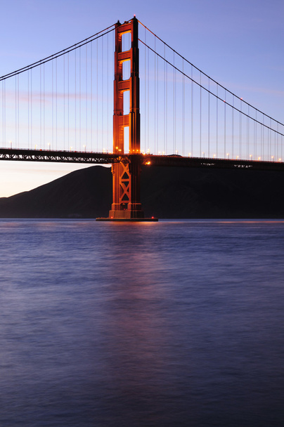 Hehkuva Golden Gate silta torni auringonlaskun aikaan
 - Valokuva, kuva