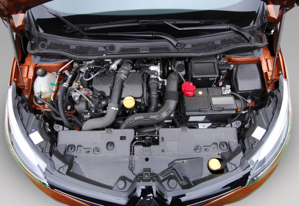 Двигун у легковому автомобілі
 - Фото, зображення