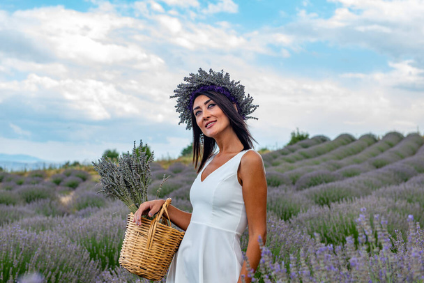 トルコのラベンダーの楽園:イスパルタのKuyucak村-トルコ。Kuyucak Ispartaのラベンダー畑の美しい女性。女性モデルがラベンダー畑を歩いている.  - 写真・画像