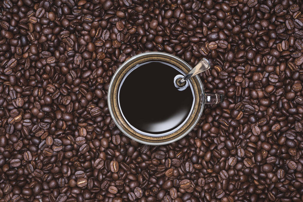 黒コーヒーのカップ、ローストフルフレームコーヒー豆の背景 - 写真・画像