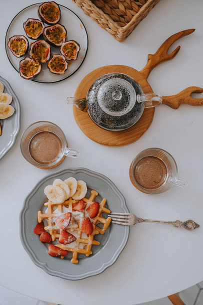 Viennese waffles with strawberries and bananas. Beautiful breakfast - Foto, Imagem