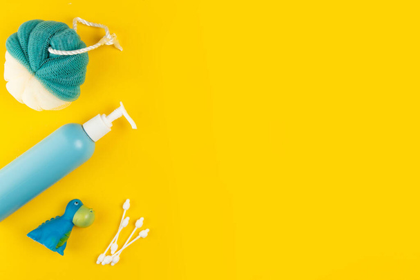 Accessori per bambini per l'igiene e giocattoli in gomma isolati su giallo
. - Foto, immagini