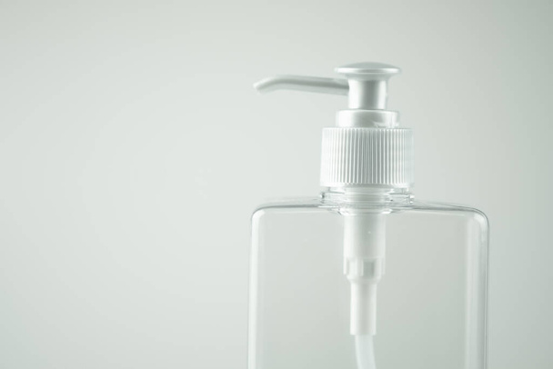 Blanco realistische plastic pomp fles. Sluiten. - Foto, afbeelding