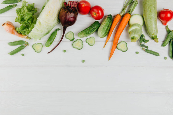 Фотография еды. Различные овощи на белой доске
. - Фото, изображение