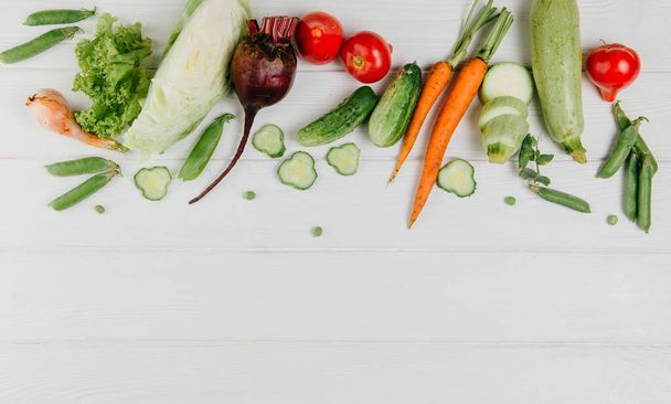 Ételfotózás. Különböző zöldségek egy fehér táblán.. - Fotó, kép