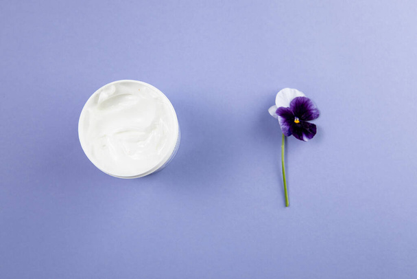 Testápolási termékek és virágok kék alapon - Fotó, kép