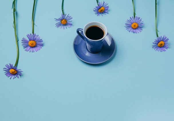Summer subject photography. Camomiles and a cup of coffee - Photo, Image