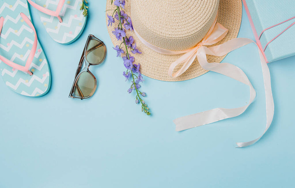 Fotografía de verano. Un sombrero, chanclas y gafas de sol
 - Foto, imagen