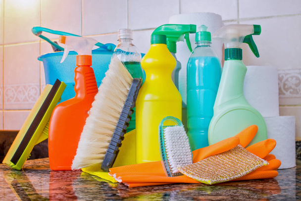 ποικιλία ειδών καθαρισμού σε πάγκο εργασίας - Φωτογραφία, εικόνα