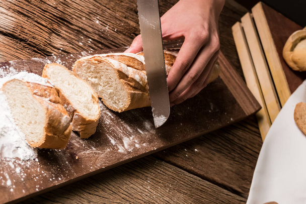 Háttér vegyes házi bio friss sütemény tészta (szeletelt kenyér, pirítós, kenyér, croissant és baguette). A legjobb a finom egészséges vegetáriánus étkezés reggeli ebéd sakkal és lekvárral - Fotó, kép