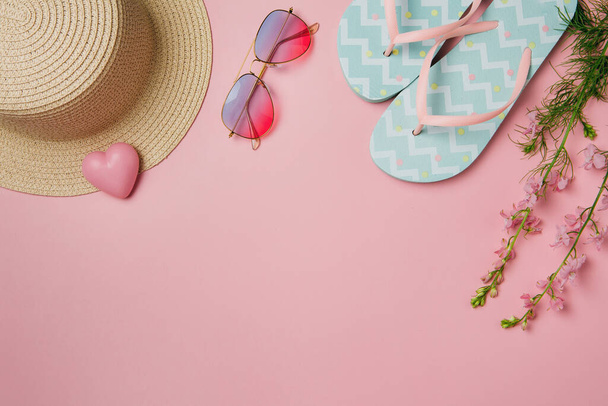 夏の被写体写真。ピンクの背景にサングラス、帽子、フリップフロップ - 写真・画像