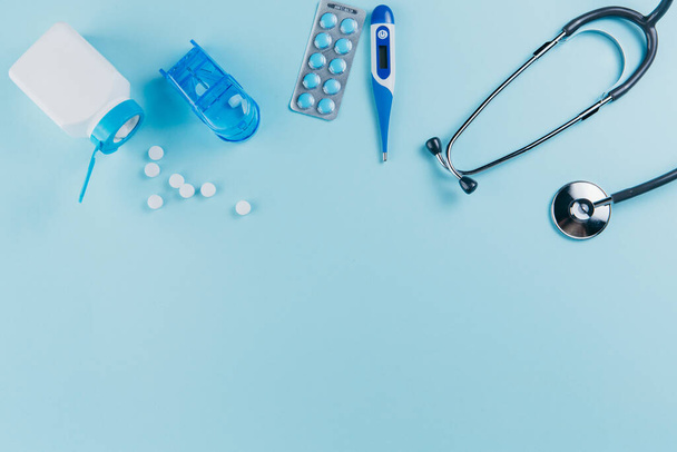 Medizinische Geräte und Pillen auf blauem Hintergrund - Foto, Bild