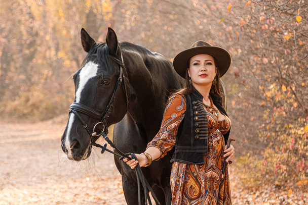 schöne Mädchen, eine Frau geht mit einem Pferd Herbststraße aus nächster Nähe - Foto, Bild