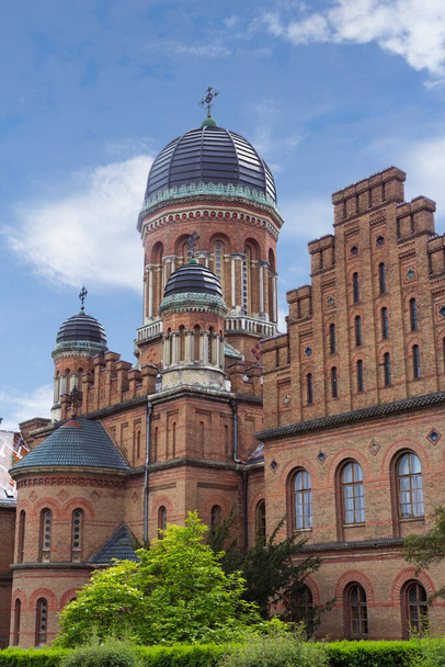 Glockenturm der Seminarkirche der Tschernowitz-Universität, Ukraine - Foto, Bild