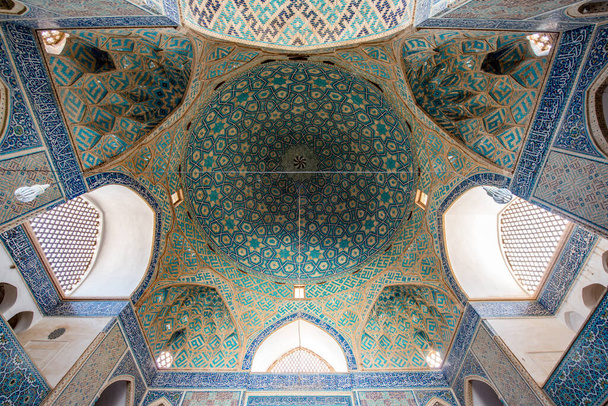 Masjed-e Jameh στο Esfahan, Ιράν. Απρίλιος 2017. Το συγκρότημα Jameh είναι ένα πραγματικό μουσείο ισλαμικής αρχιτεκτονικής, ενώ εξακολουθεί να λειτουργεί ως ένας πολυάσχολος τόπος λατρείας. - Φωτογραφία, εικόνα
