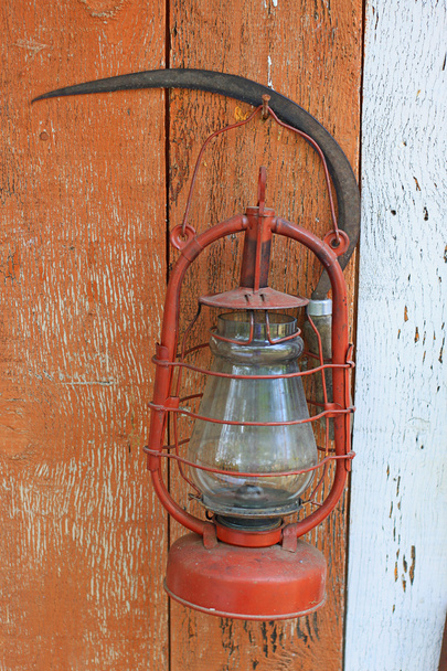 Керосиновая лампа и серп
 - Фото, изображение