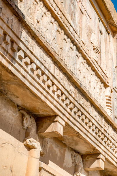 Шираз - Иран. 24 апреля 2017 года. Добро пожаловать в Персеполис. Одно из великих чудес древнего мира, Персеполис воплощает не только грандиозную архитектурную схему, но и грандиозную идею
.  - Фото, изображение