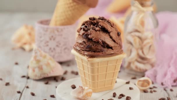 Delicioso sorvete de chocolate para sobremesa
 - Filmagem, Vídeo