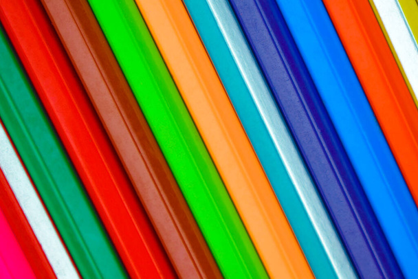 Φωτογραφία μιας σειράς από μολύβια διαφορετικού χρώματος τοποθετημένα σε λευκό απομονωμένο φόντο - Φωτογραφία, εικόνα