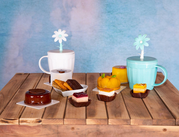 Reggeli reggeli egy kávéval és egy tortával - Fotó, kép