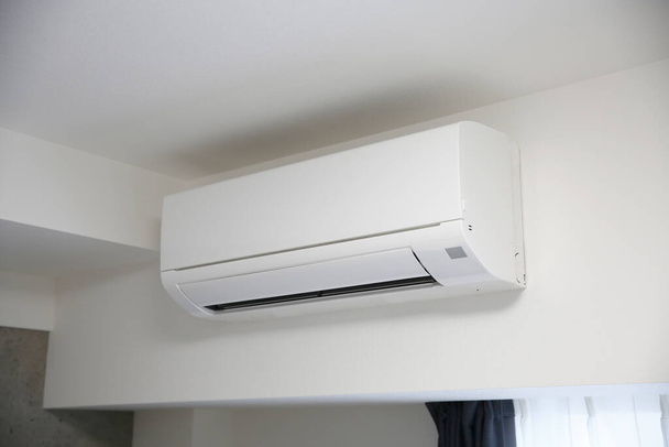 Aire acondicionado blanco instalado en una habitación en una casa
 - Foto, imagen