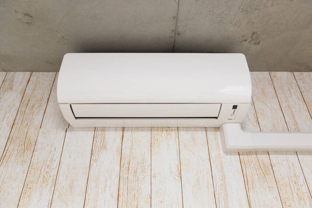 Weiße Klimaanlage in einem Raum in einem Haus installiert - Foto, Bild