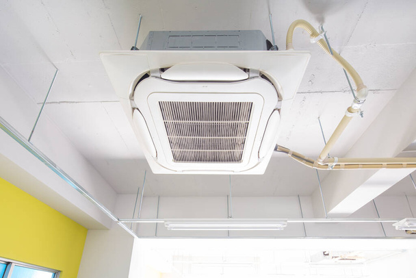 Weiße Klimaanlage in einem Raum in einem Haus installiert - Foto, Bild
