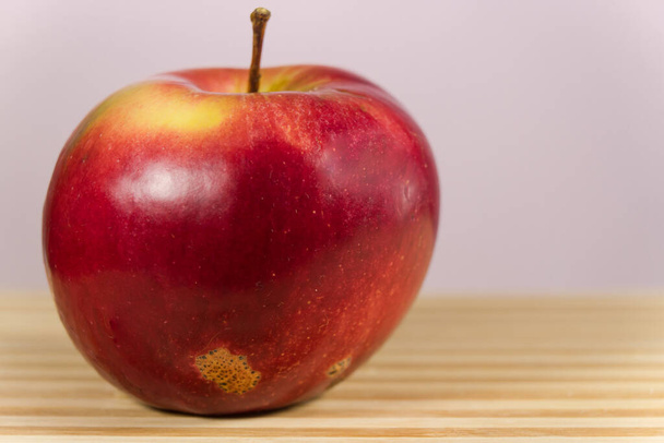 сочное яблоко изоложено на сером фоне на столе. Здоровое питание
 - Фото, изображение