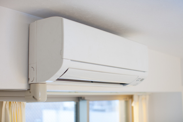 Bílá klimatizace instalována v místnosti v domě - Fotografie, Obrázek