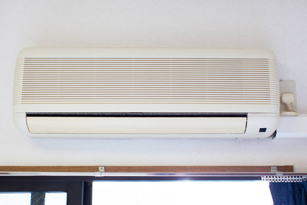 Aire acondicionado blanco instalado en una habitación en una casa
 - Foto, Imagen