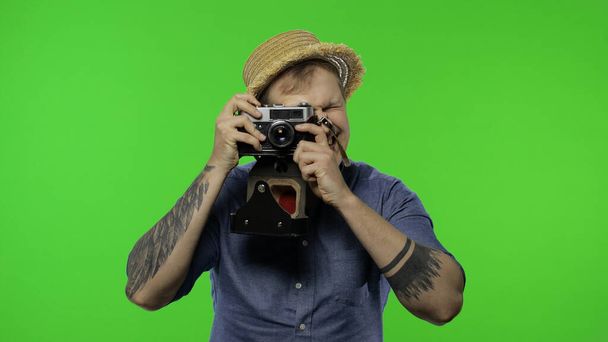 Erkek turist fotoğrafçısının portresi kamerada fotoğraf çekiyor. Krom anahtar - Fotoğraf, Görsel