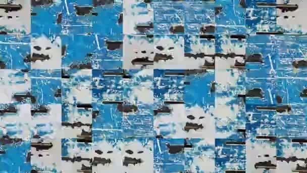 Een abstracte video van mozaïektexturen uit fragmenten van een metalen plaat in blauw-witte bungelverf. Achtergrond ontwerp. Achtergrondinformatie. Behang. - Video