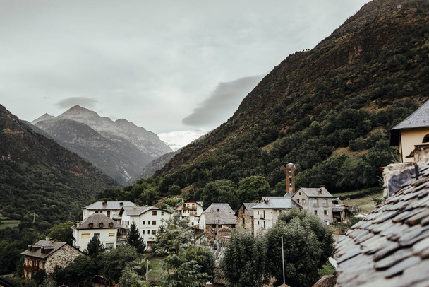 Zicht op huizen in een vallei van de Pyreneeën - Foto, afbeelding