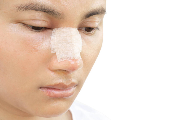 Nahaufnahme Gesicht der asiatischen Frau mit Nase plastische Chirurgie für Schönheit und kosmetische Konzept, weißer Hintergrund - Foto, Bild