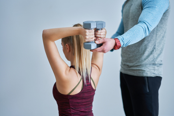 Vrouw met haar personal fitness trainer - Foto, afbeelding