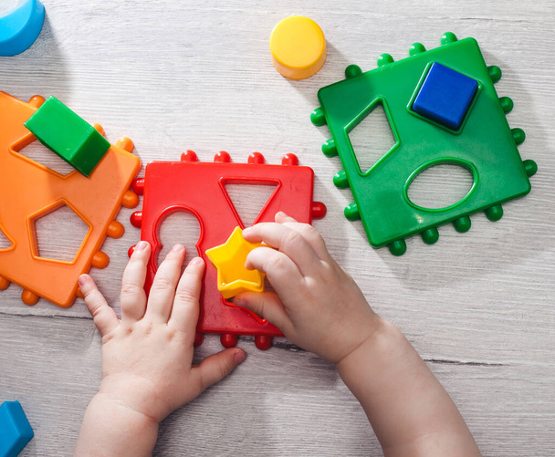 Children playing with montessori toys, educational toys, arranging and sorting colors and sizes. - Valokuva, kuva
