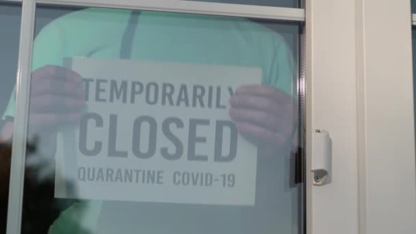 TEMPORARILY CLOSED sign on a frontdoor, Close Up - Záběry, video