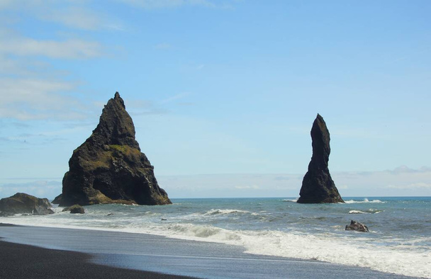 Fascinating summer hike in Iceland, stop in the town of Vic, exploring the black beach of Reinisfiyara - Foto, Imagen