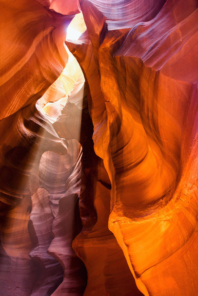 Licht und Schatten im Upper Antelope Slot Canyon, Arizona, USA - Foto, Bild