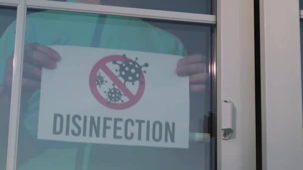 DISINFECTION tábla egy ajtó bolt vagy helyreállító. 4K - Felvétel, videó